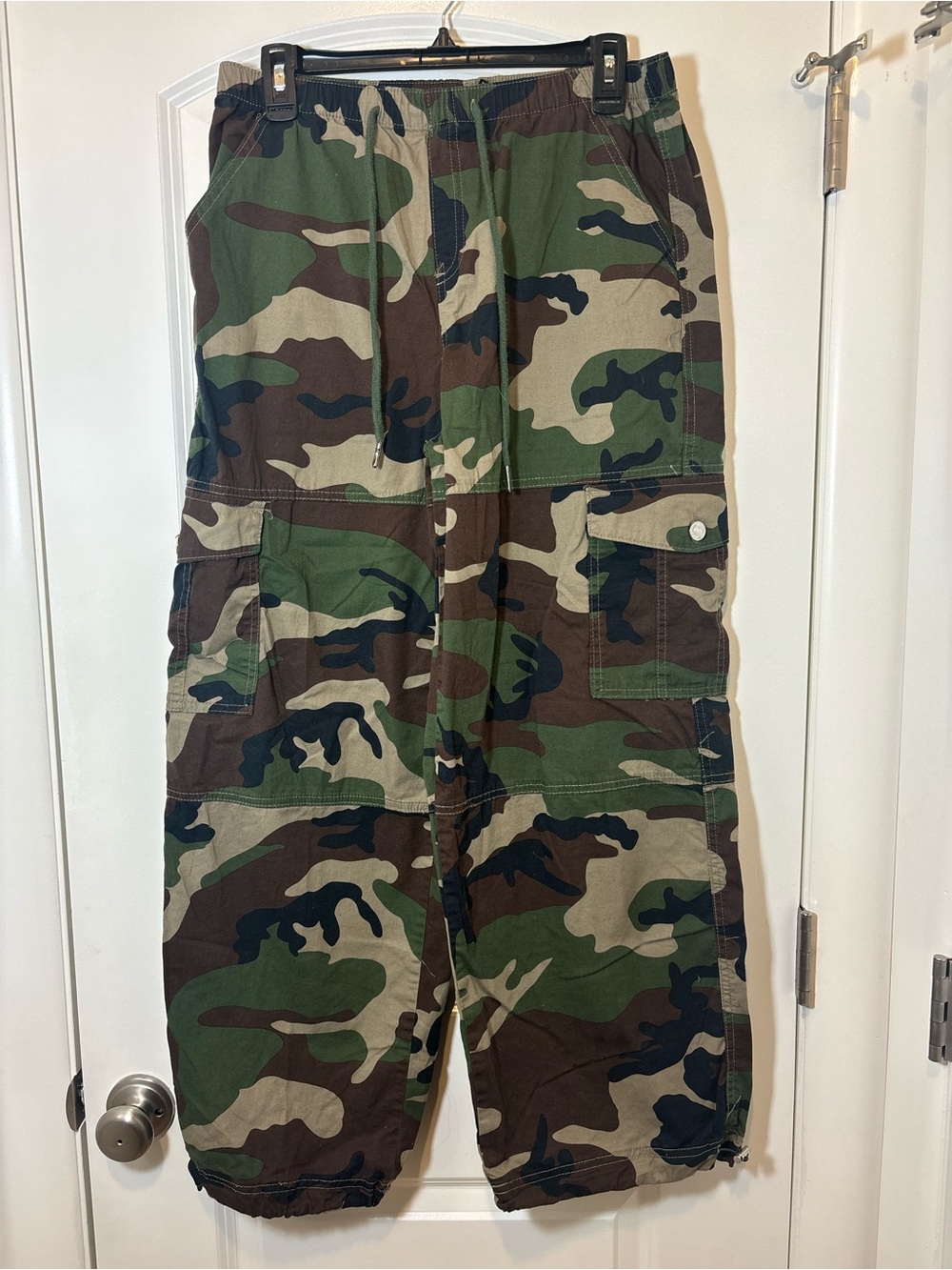 Almost Famous Two-Tone Cargo pants  in Olive and Brown